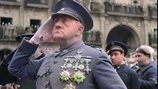 Guerra Civil en Salamanca. Desfile en la Plaza Mayor