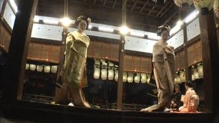 京都　東山花灯路 2013　八坂神社　上七軒の芸舞妓さんによる奉納舞踊