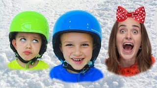 Vlad dan Nikita bersenang senang bermain dengan Mom and Snow di playcenter musim dingin!