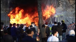 Våldsamma scener i Örebro • Brända polisbilar • Stenkastning