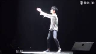 【TFBOYS - 易烊千玺】飯拍(右邊視角) 舞蹈SOLO《青春》20161128【易烊千玺生日會(歸來)】