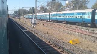 12721 Hyderabad - H. Nizamuddin Dakshin SF Express arriving at Betul