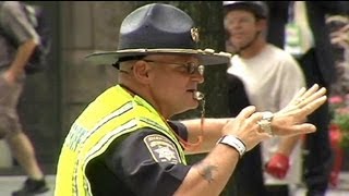 USA: dancing cop arrests traffic in Charlotte