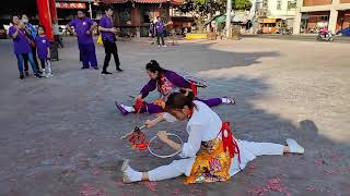 可愛｜奶嘴太子女乩｜耍火尖槍與乾坤圈/劈腿/單腳彈跳/參禮架勢十足～新營太子宮進香團（新竹元真宮）