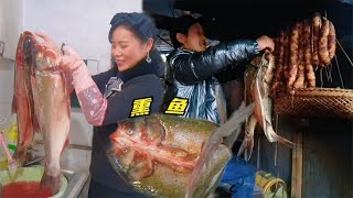 Hunan New Year's essential food smoked fish, pickled overnight smoked into a waxy yellow!