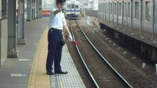 南海本線　堺駅2番ホームから7100系普通列車が発車　3番ホームから1000系普通列車が発車