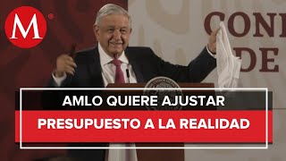 Con un pañuelo blanco, AMLO defiende iniciativa para modificar presupuesto