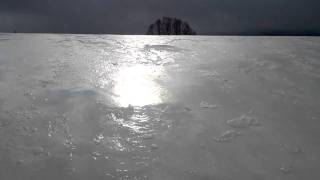 豊島美術館－外側に積もった雪が太陽の光で溶け出し水が流れ続ける－