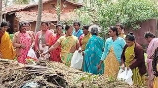 ನ್ಯಾಯ ಬೆಲೆ ಅಂಗಡಿಯಲ್ಲಿ ಮಣ್ಣು ಮಿಶ್ರಿತ ರಾಗಿ ವಿತರಣೆ ; ರಾಗಿಯನ್ನು ತಿಪ್ಪೆಗೆ ಸುರಿದು ಪಡಿತರದಾರರ ಆಕ್ರೋಶ