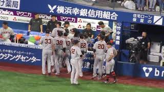 火消しを行った今村信貴を出迎えるベンチの選手たち〜横浜DeNAベイスターズ対 読売ジャイアンツ2023年9月1日