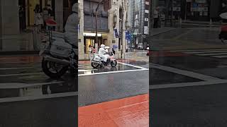 かっぱを着ている白バイ隊員🚨