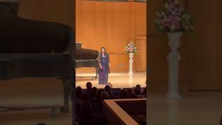 Lindy Beverly singing an aria from an Italian opera. 丁平学生汇报演出会