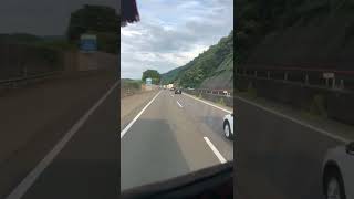 高速道路もどんどん三車線になってくれると、こうも右側が詰まったりしないよね〜工事頑張って進めて下さい😊