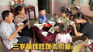 带3个孩子逛街买菜，小希婆婆合力做四个菜，三岁萌娃吃饭太可爱