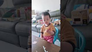 야무지게 바나나 잡고 먹는 하윤🍌 넌 과일 킬러야🐰 잘먹어서 예쁨 a baby who catches and eats bananas😍