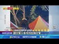 廟辦音樂祭湧上萬人 粉絲冒險攀牆.爬光電板 搶最佳視野 粉絲爬光電板看演唱會 50警勸導│記者 王紹宇 何正鳳│新聞一把抓20250105│三立新聞台