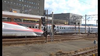 前方から見た秋田駅を出発する秋田新幹線こまちE6系