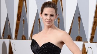 Jennifer Garner Stuns, Looks Insanely Fit on Oscars 2016 Red Carpet