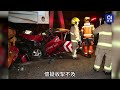 元朗公路的士猛撼貨櫃車車尾　男乘客被困消防救出 ︳01新聞