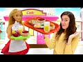 Cómo hacer una cafetería para Barbie. Juegos de cocina con Barbie. Vídeos de Barbie en español