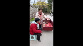 While in-laws are not at home, pick up grandma and go home to drink sheep soup ~#funnyvideo #funny