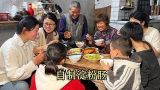 孩子嘴馋淀粉肠，媳妇买点材料自己做，吃饭时说了啥，公公笑开花