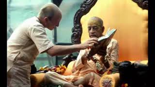 Prabhupada 0771 Atsidavęs negali būti vienodai susidomėjęs materialiu ir transcendentiniu malonumu