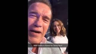 Emilia Clarke y Arnold Schwarzenegger en Korea