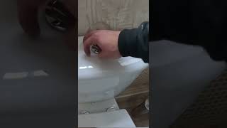 How to remove a toilet cistern lid ⚒️🙌 #howto #plumber #plumbing #bathroom