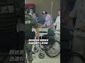 高考考生回家途中遭遇车祸，头部受伤，附近执勤武警官兵紧急送医救治，保障顺利参加后续考试。