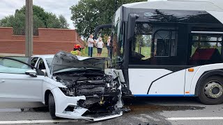 Malbork. Kilka osób rannych po czołówce osobówki z autobusem elektrycznym 08.08.2022