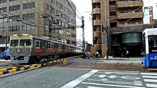 伊予鉄道 朝の大手町駅 路面電車と電車が交差(1)