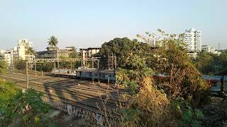 H.Nizamuddin-Pune Express and Mumbai Local running simultaneously ...