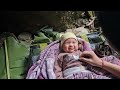 single mother takes care of her young child and harvests corn to improve her life.