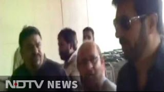 Bajrangi Bhaijaan director Kabir Khan heckled at Karachi airport