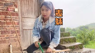 表妹客厅墙纸贴不上，直接用木板固定，看她咋做【广西小九妹】