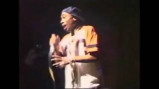 2Pac cantando em um show na Califórnia  29 anos atrás em 1992 um dos seus sucessos a música "Brenda"