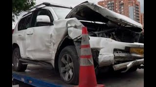 Fuerte choque entre dos carros en Bogotá deja un muerto