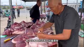 猪肉王今天来了一个大哥真狠专买大肥肉，看看怎么回事。