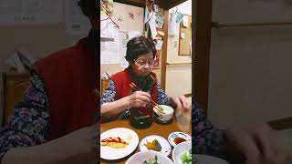 ９３歳ツムツムばあちゃん 一人で黙々と食べてる🍚