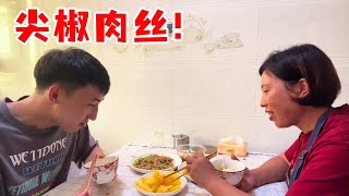 回到家给儿子做个肉炒尖椒，又炸个土豆条，娘俩的伙食也真不赖！【农人娟子姐】