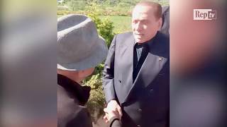 Il pastore del Molise a Berlusconi: "La vecchiaia arriva". Lui: "Mi posso toccare?"