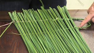 Weaving a Yup’ik Issran/Grass Carrying-Bag (5 of 11): Processing Green Grass