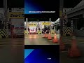 Pening kereta belakang tengok lampu tol hijau tapi lorong tutup.