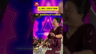 女儿婚礼上妈妈大方献舞，妈妈脸上的自信和光芒丝毫不输年轻人！网友：看得我想现在去学，为以后做准备！#女儿 #婚礼 #妈妈 #跳舞