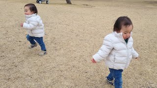 週末の双子は公園が大好き