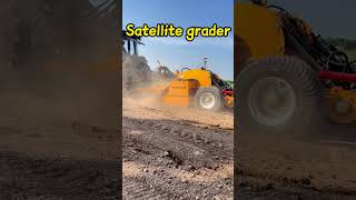 Satellite graders are mainly suitable for leveling operations on wasteland and slopes