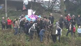 贵州农村出殡，早上8点就上山了