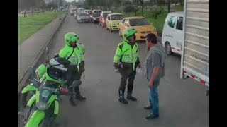 Versiones encontradas sobre caso de policía que golpeó con su casco a conductor en Bogotá