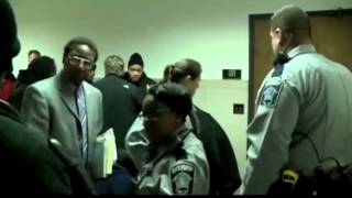RAW: Fight erupts outside Milwaukee courtroom